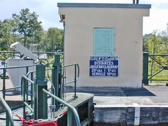 Le Guetin locks are No. 21 & 22; on the north theLaubray lock is 5.611 kilometers ahead. On the south, the Jaugenay lock is 20.664 kilometers away. The Verville branch canal (to Nevers) is at 10.125 km distance.