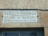 The French word for lock is cluse. Locks are numbered each way from the summit of the Nivernais: versant (toward) de la Seine or versant de la Loire.